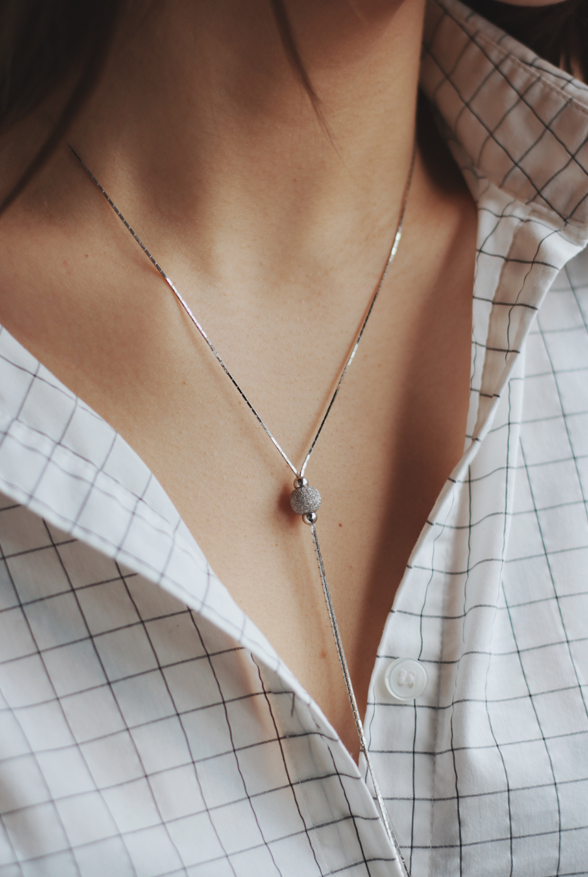 Feine Silberkette mit Anhänger am Hals – eleganter Damenschmuck.