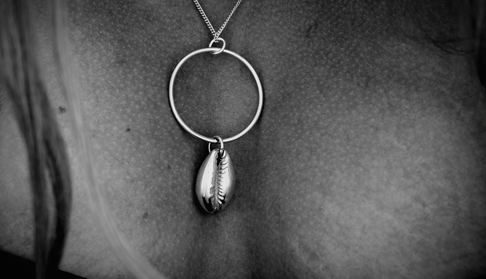 Feine Silberkette mit Tropfen-Anhänger – eleganter Silberschmuck für Damen.