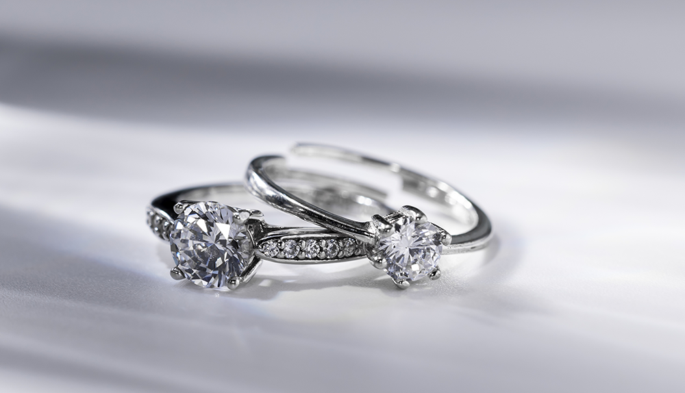 Zwei Silberringe mit funkelnden Steinen – eleganter Silberschmuck für besondere Momente.