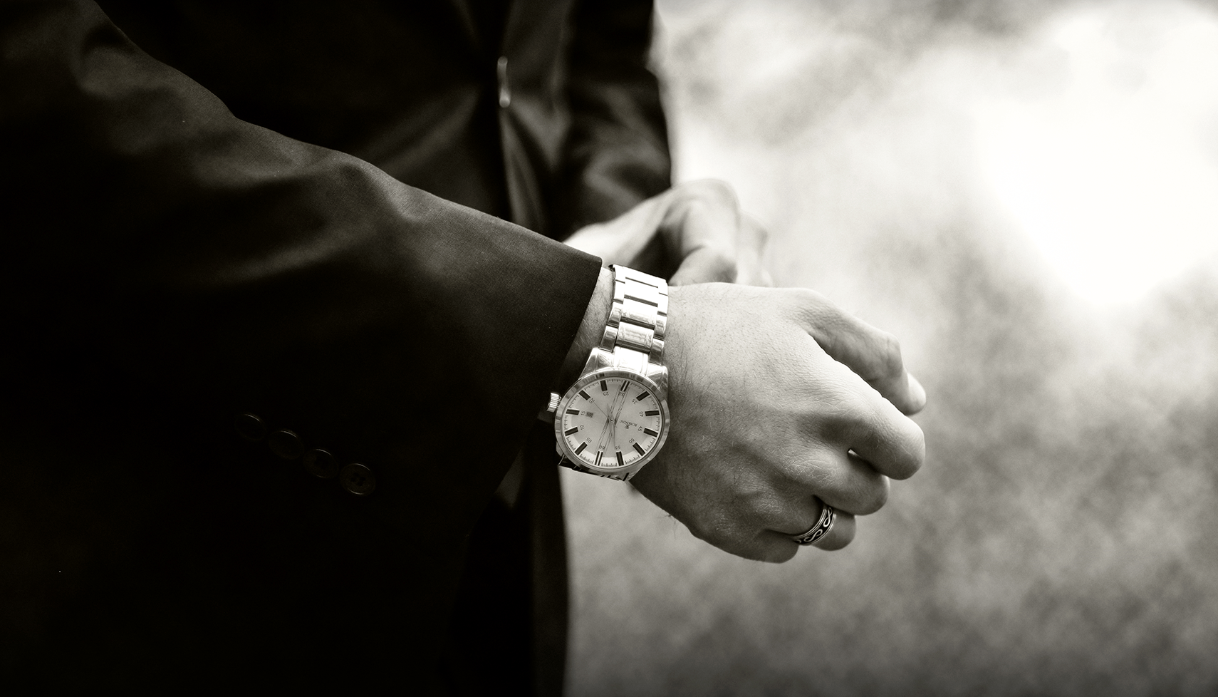 Elegante Herrenuhr am Handgelenk – stilvolles Accessoire zum Anzug.